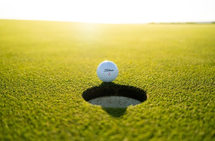 piłka na polu golfowym