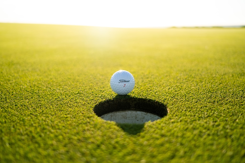 piłka na polu golfowym