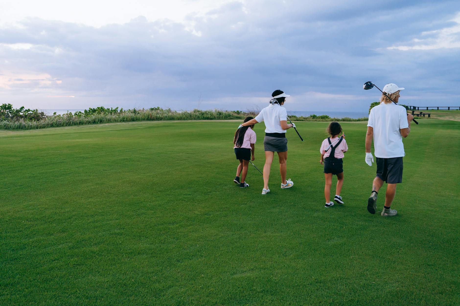 rodzina na polu golfowym